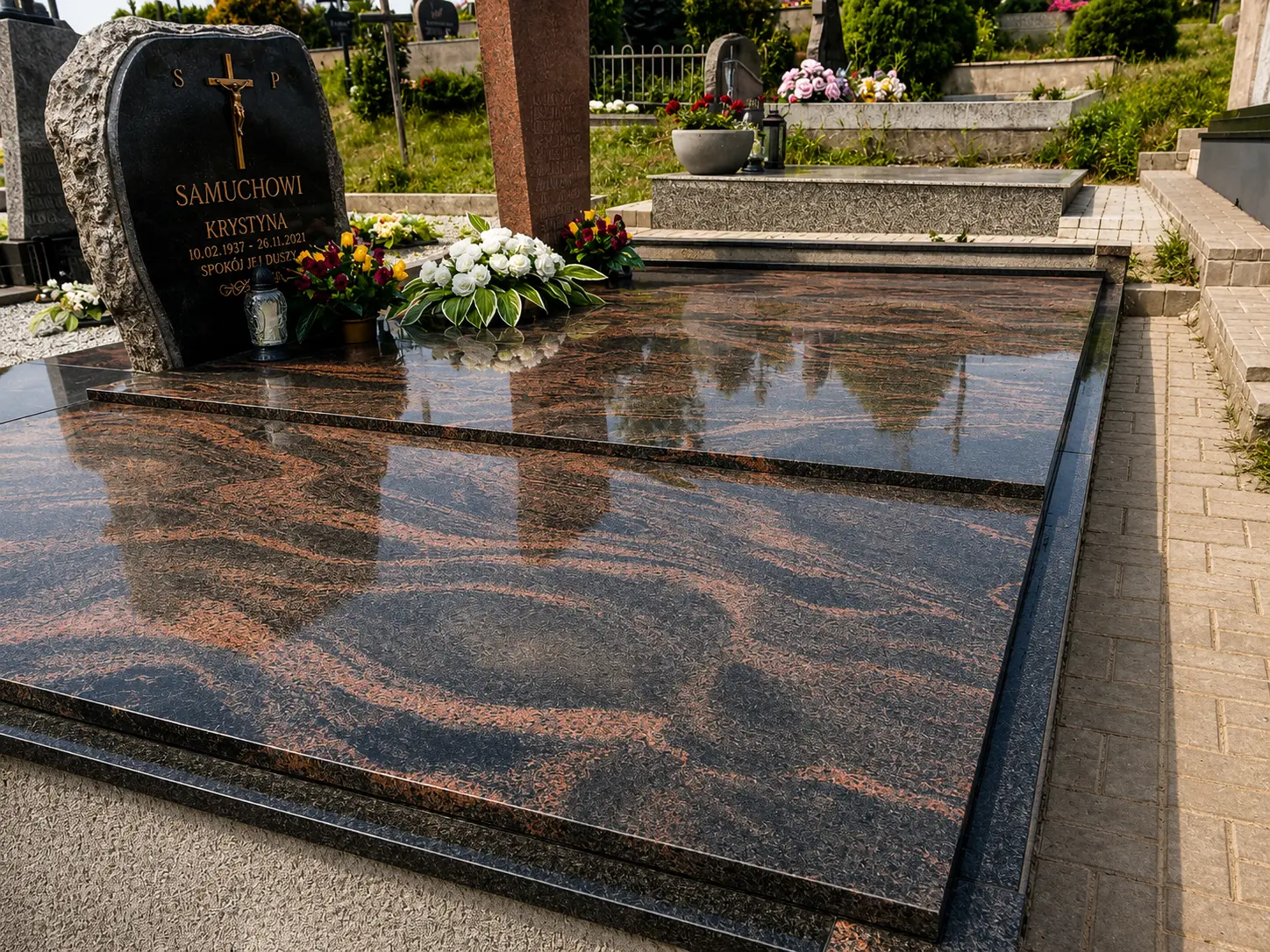 Polerowana aranżacja grobu z brązowego i czarnego granitu z klasycznym pomnikiem